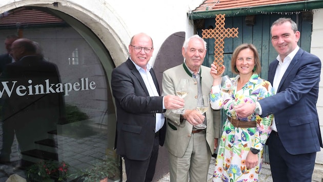 Auf zur Weinwallfahrt: Initiator Hans Feiler (2. v. li.) mit Weinbauverband-Präsident Andreas ...