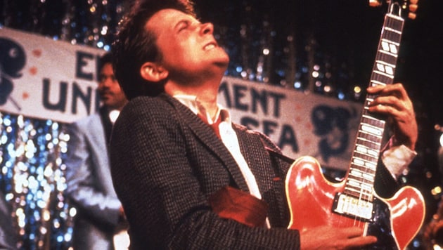 Die rote Gitarre aus „Zurück in die Zukunft“ ist nach dem Dreh spurlos verschwunden. Jetzt rufen Michael J. Fox und weitere Stars des Kultfilms zur Suche nach dem Musikinstrument auf.