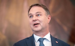 SPÖ-Chef Andreas Babler spricht von einzelnen Meinungen. Er sieht keine Änderung der grundlegenden SPÖ-Position. (Bild: APA/GEORG HOCHMUTH)