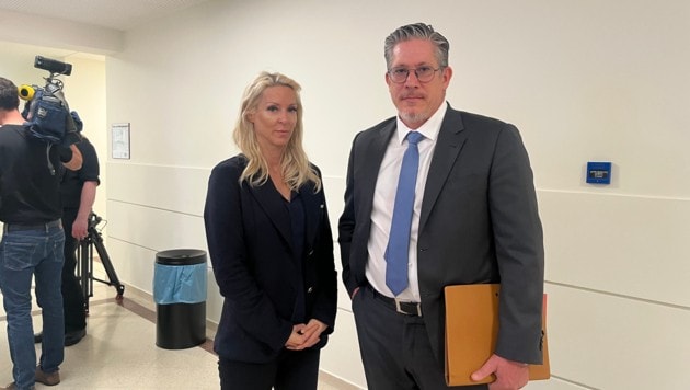 Simone Lugner mit Anwalt Florian Höllwarth im Wiener Landl.