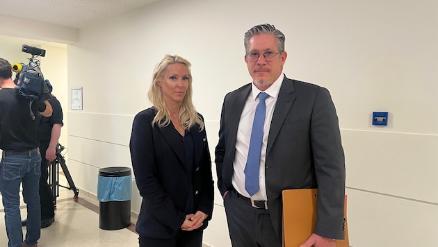 Simone Lugner mit Anwalt Florian Höllwarth im Wiener Landl.