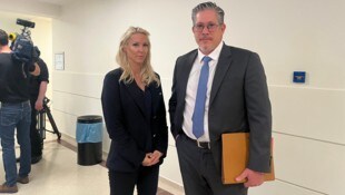 Simone Lugner mit Anwalt Florian Höllwarth im Wiener Landl.