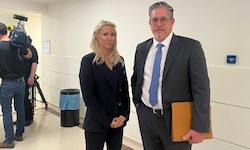 Simone Lugner mit Anwalt Florian Höllwarth im Wiener Landl.