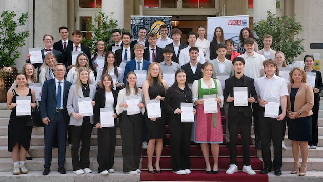 37 Schüler erhielten im Kavalierhaus ihre Zertifikate. Mit dabei waren Spartenobmann Heinz Konrad und Spartengeschäftsführerin Anita Wautischer.
