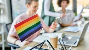 Muss man seine sexuelle Gesinnung im Job offenbaren? Was kann ich tun, wenn ich diskriminiert werde? Wir haben uns das Ganze näher angeschaut. (Bild: Bliss - stock.adobe.com)
