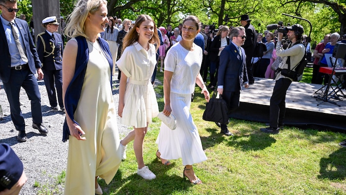 Pass auf, Mama! Prinzessin Estelle ist schon fast so groß wie Kronprinzessin Victoria!