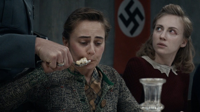 Rosa Sauer (Elisa Schlott, re.) ist eine jener jungen Frauen, die man als Vorkosterinnen in der ...