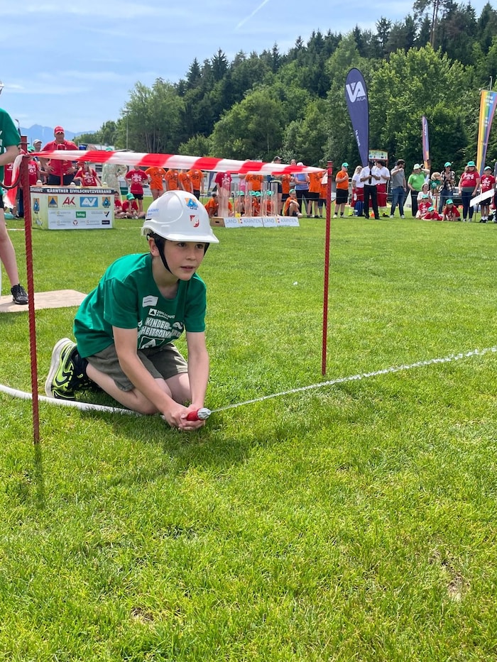 In Aktion beim Feuerlöschbewerb zeigten die Schüler ihr Können in Sache Teamwork.