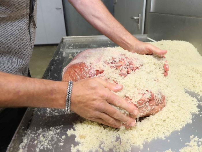 Die Keulen der Schweine werden mit reinem Meersalz gebeizt.
