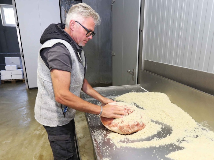 Der Maestro bei der Arbeit. Den Betrieb führt er übrigens allein.