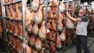 Rund 2500 Stück Schinken hat Hans Bauer in seiner „Prosciutteria“ hängen.