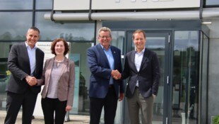 Gerald (links) und Dieter Unterberger (rechts) übernehmen den hervorragend geführten BMW und ...