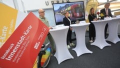Stolz auf die neuen Karten: IVB-Chef Martin Baltes, Heike Kiesling (Stadtmarketing), StR ...