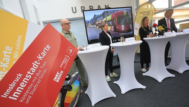 Stolz auf die neuen Karten: IVB-Chef Martin Baltes, Heike Kiesling (Stadtmarketing), StR Mariella Lutz (JA) und Michael Perger (Zentrumsverein, von li.).