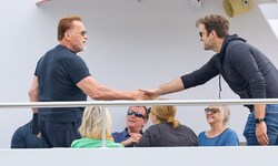 Mit Partnerin Heather Milligian schipperte Schwarzenegger über die Donau.