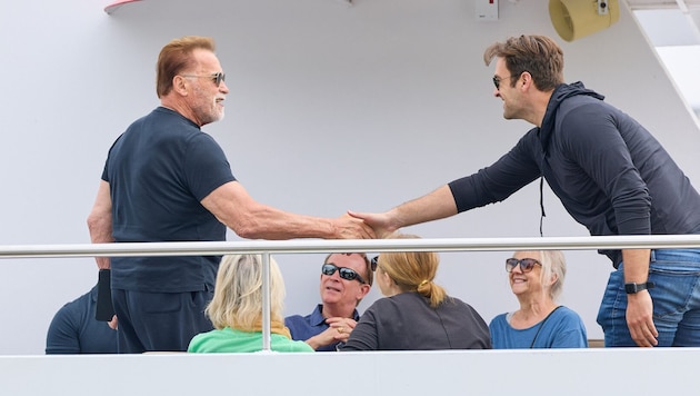 Mit Partnerin Heather Milligian schipperte Schwarzenegger über die Donau. 