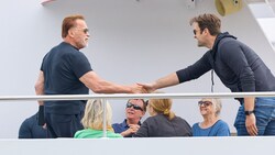 Mit Partnerin Heather Milligian schipperte Schwarzenegger über die Donau.