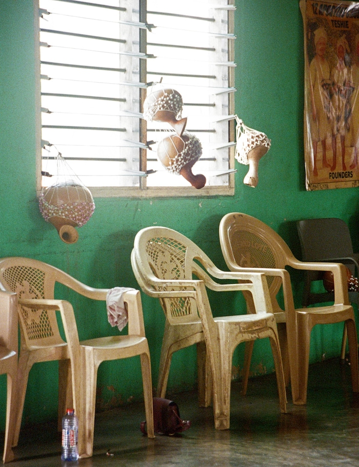 Naa Teki Martey Lebar Untitled (Song), aus der Serie Family Meetings, 2024