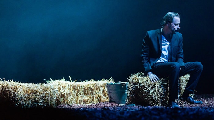 Die große Messehalle macht einzigartige Theaterlandschaften möglich – passend für „Jedermann“.