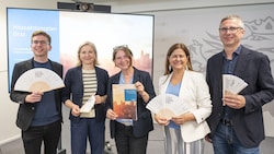 Gesundheitsstadtrat Robert Krotzer (KPÖ), Vizebürgermeisterin Judith Schwentner (Grüne), Bürgermeisterin Elke Kahr (KPÖ), Doris Kampus (Vorsitzende der SPÖ Graz) und Magistratsdirektor Martin Haidvogl stellten den Aktionsplan vor. (Bild: Stadt Graz/Fischer)