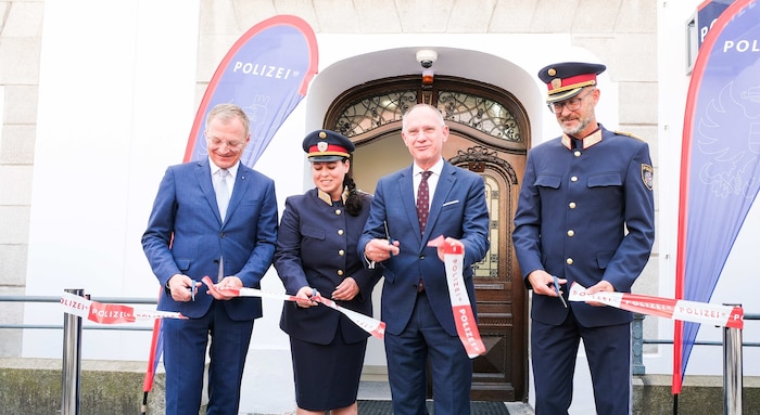 LH Thomas Stelzer, Kommandantin Doris Spitzer-Neumann, Innenminister Gerhard Karner und ...