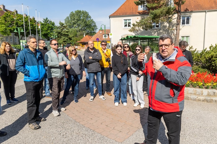 Jürgen Gangoly, Leiter des Gedenkvereins Wiener Neudorf und Vorstandsmitglied des Mauthausenkomitees, führte die Leobersdorfer durch das IZ-Süd. 
