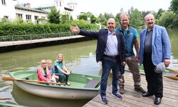 Michael Krainer (Freizeit Graz Geschäftsführer), Jakob Kalas (Betreiber des Bootsverleihs) und ...