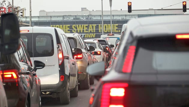 Ähnlich wie herkömmliche Bremslichter könnten bald Leuchten an der vorderen Seite von Autos andere Verkehrsteilnehmer warnen und so zig Unfälle verhindern.