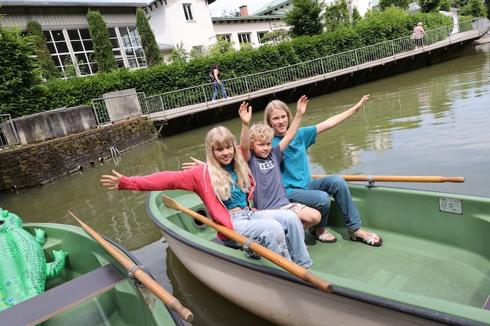 Die Kinder freuen sich über die neuen Boote am Hilmteich.