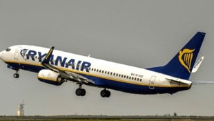 Ryanair ist jene Billigairline, die die meisten versteckten Gebühren hat (Symbolbild). (Bild: AFP/PHILIPPE HUGUEN)