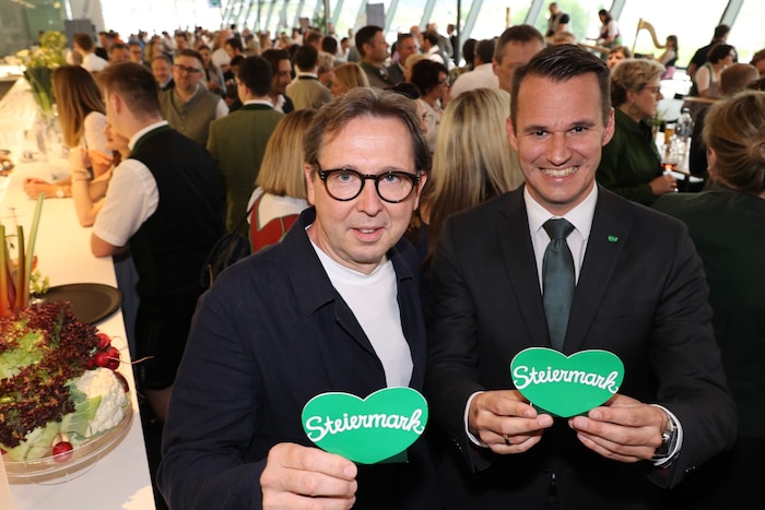 Stimmungsvolles Ambiente am Ring – das gefiel auch Heinz Reitbauer und LR Stefan Hermann (r.).