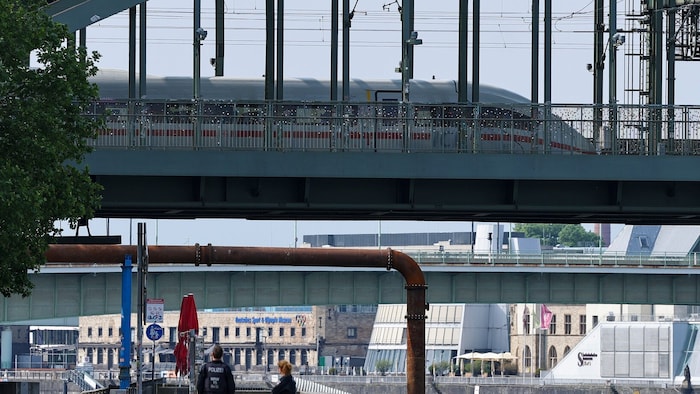 In der Stadt wurden unter anderem Brücken, der Bahnhof Köln Messe/Deutz und der Luftraum gesperrt. Die Schiffahrt auf dem Rhein musste vorübergehend pausieren.