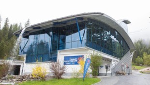 Die Tiroler Zugspitzbahn führt von Ehrwald hinauf auf den höchsten Berg Deutschlands. 