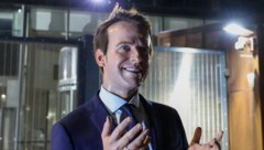 Die Wachsfigur von Frankreichs Präsident Emmanuel Macron kann nach ihrem Ausflug mit Greenpeace wieder im Museum besucht werden. (Bild: AFP/XAVIER GALIANA)