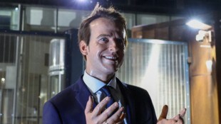 Die Wachsfigur von Frankreichs Präsident Emmanuel Macron kann nach ihrem Ausflug mit Greenpeace ...