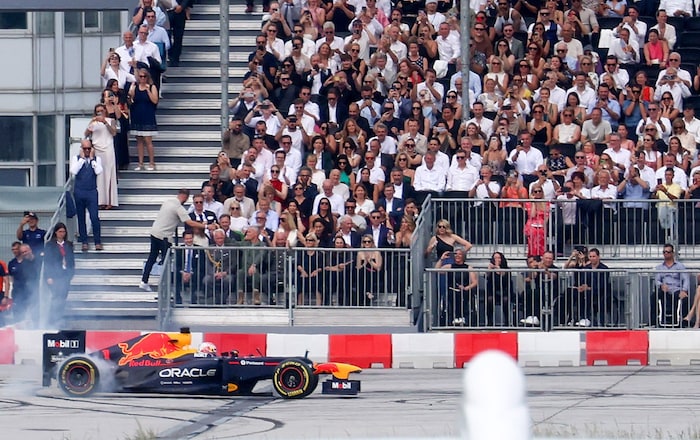 Formel-1-Weltmeister Max Verstappen drehte unter tosendem Applaus seine Runden mit dem Rennauto.