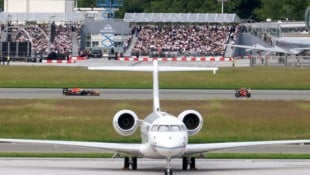 PS-starke Eröffnung: Unter den Augen von Stars und Sternchen wurde in Salzburg der Hangar-7 von Red Bull wiedereröffnet. (Bild: Tröster Andreas)