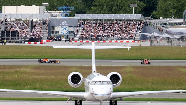 PS-starke Eröffnung: Unter den Augen von Stars und Sternchen wurde in Salzburg der Hangar-7 von Red Bull wiedereröffnet.