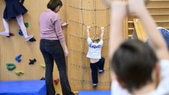 Der Ausbau der Kindergartenplätze in der Stadt Salzburg scheitert zum Teil auch am Personalmangel in den bestehenden Einrichtungen. (Bild: APA/HANS KLAUS TECHT)