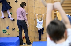 Der Ausbau der Kindergartenplätze in der Stadt Salzburg scheitert zum Teil auch am Personalmangel in den bestehenden Einrichtungen. (Bild: APA/HANS KLAUS TECHT)