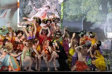Lea Desandre (Echo), Angela Winkler (Orpheus), Ensemble Il Canto di Orfeo und TänzerInnen. (Bild: SF/Monika Rittershaus)