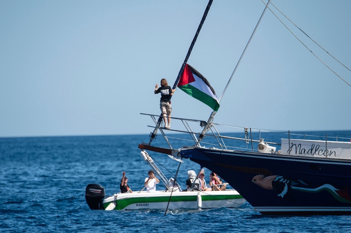 Greta Thunberg an Bord eines Segelbootes Richtung Gazastreifen