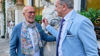 Er kann wieder lachen: Otto Retzer redefreudig im Marchfelderhof bei Peter Grossmann. (Bild: Alexander Tuma)