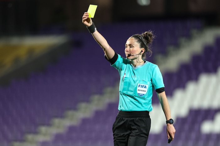 Österreich FIFA-Schiedsrichterin Sara Telek bezieht klar Stellung.