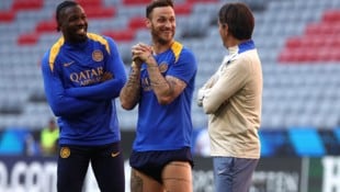 Marko Arnautovic (Mitte) im Gespräch mit Simone Inzaghi (re.)