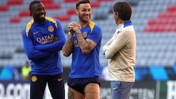 Marko Arnautovic (Mitte) im Gespräch mit Simone Inzaghi (re.) (Bild: AFP/FRANCK FIFE)