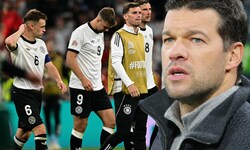 Michael Ballack (re.) schimpft über die Leistung des DFB-Teams. 