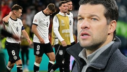 Michael Ballack (re.) schimpft über die Leistung des DFB-Teams.  (Bild: Krone KREATIV/APA/AFP/Tobias SCHWARZ, GEPA)