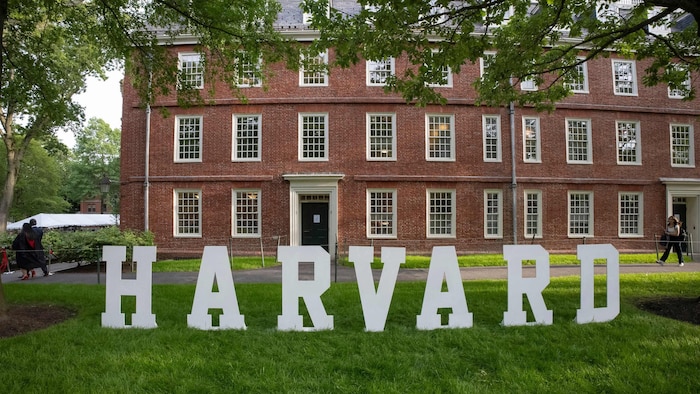Die US-Regierung wirft Hochschulen wie Harvard eine linksliberale Ausrichtung und zu wenig Maßnahmen gegen Antisemitismus vor. Anders als andere Universitäten widersetzt sich Harvard weitreichenden politischen Vorgaben aus Washington und geht juristisch dagegen vor.