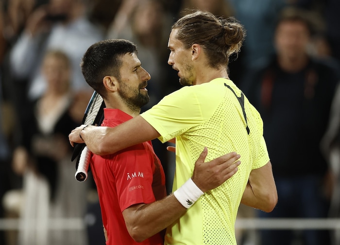 Novak Djokovic (li.) bezwang Alexander Zverev in vier Sätzen.